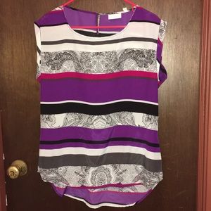 Striped sleeveless lightweight blouse.
